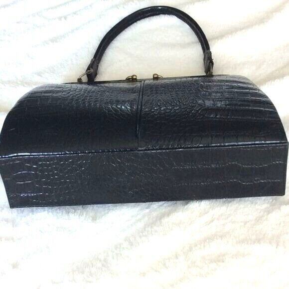 Vintage Womens Alligator Handbag Size-13" x 10" x 3". strap drop 6" - Picture 9 of 12